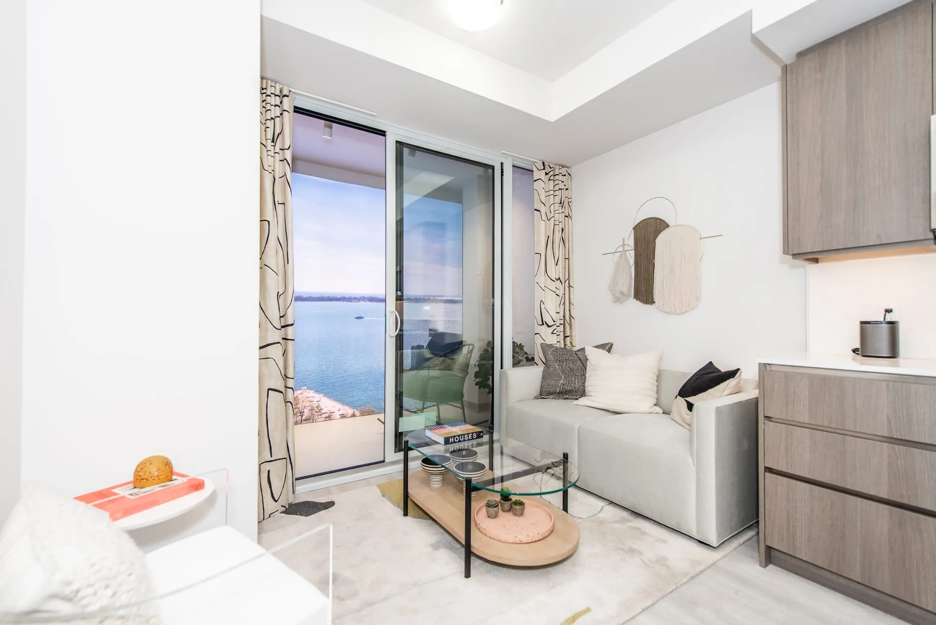 Home high resolution 1920 x 1282 1